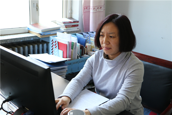 张北县纪委党风政风监督室主任吕艳青正在起草工作材料.